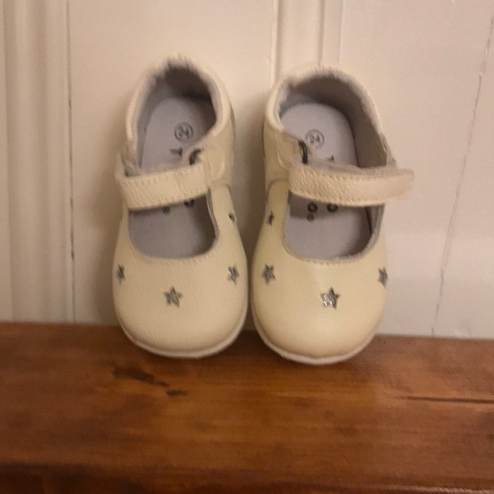 White leather maryjane shoes